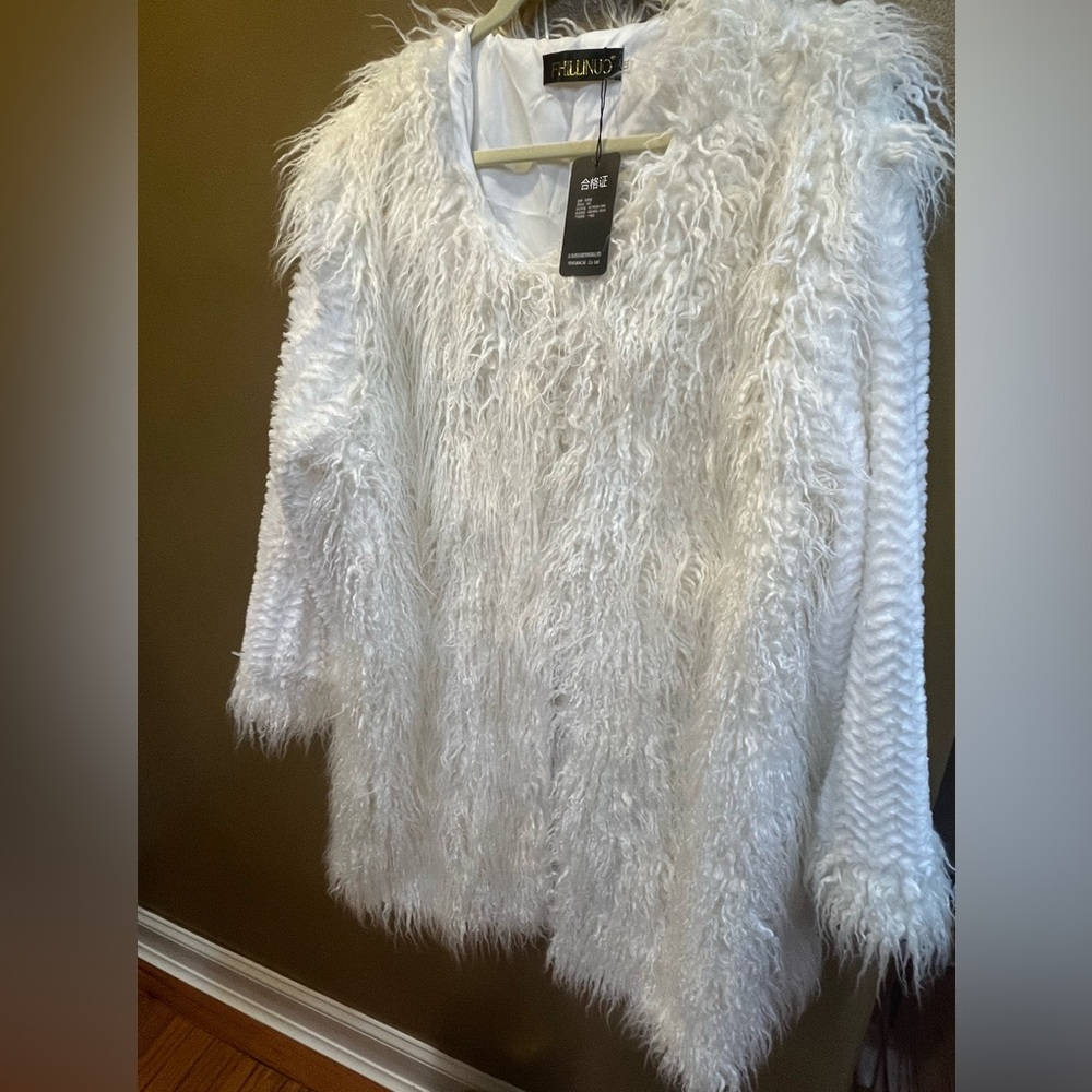 NWT Fhillinuo White Faux Fur Jacket.  XXL
